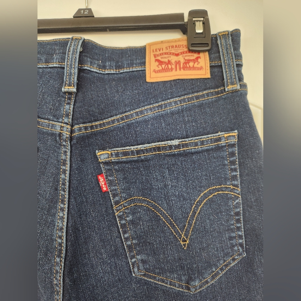 Levi's High-Waisted Mom Jeans - Picture 4 of 5